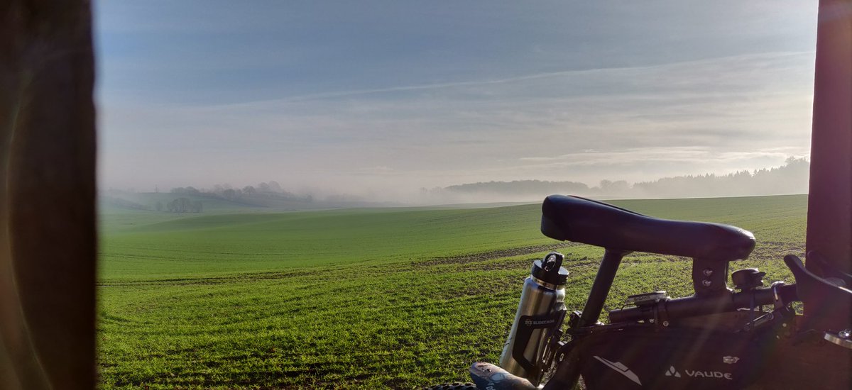 LeikKiel's tweet photo. Kurze Pause auf der #Pausenbank 😎 aber nur nicht zu lange bei 1,5°C kühle ich schnell aus.
#unicyclelife #unicling #unicycle #einradfahren #einrad #municycling #muni #Herbst #Nebel https://t.co/yFZOcN0Gjt