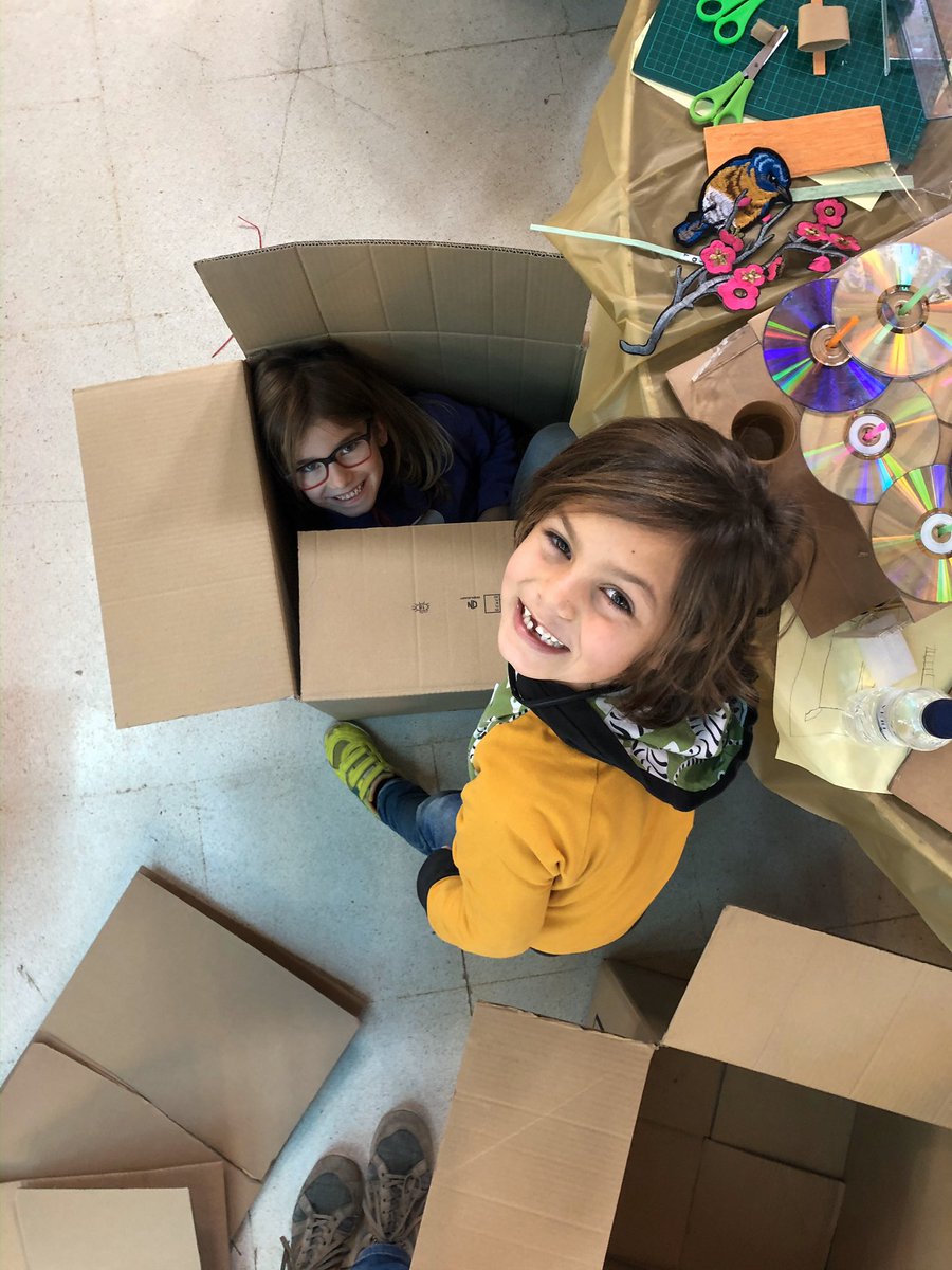 Avui amb <a href="/construint/">Construint a la Sala</a> ens endinsem i obrim la nostra imaginació per pensar com podria ser la nostra casa a la lluna 

Més de 600 nenes i nens estan construïnt el seu projecte d’habitatge a la lluna en un marc incomparable, la sala oval del <a href="/MuseuNac_Cat/">Museu Nacional d'Art de Catalunya | MNAC</a> #calas13 #calas2019