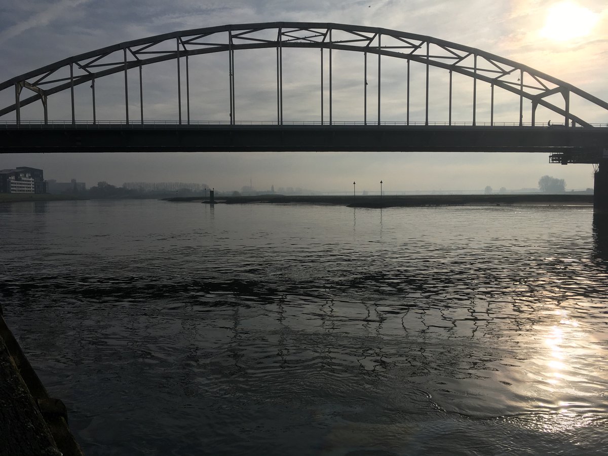 Dit ziet er niet goed uit, en ruikt ook slecht: olie op de IJssel bij Deventer #Overijssel