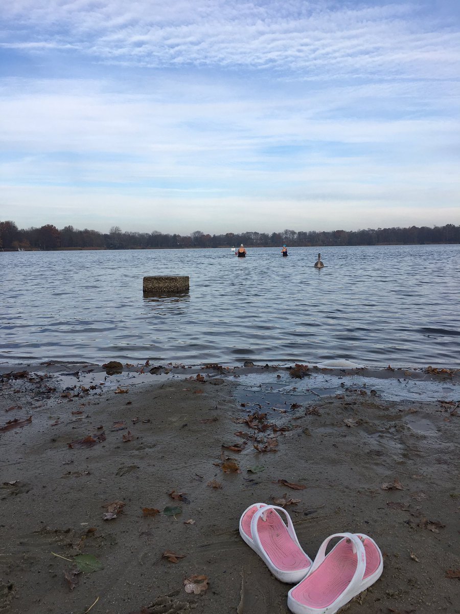 3 IJsmeerminnen vanochtend in de plas #wildwaterswimming 
💪🏼🧜🏼‍♀️🐳❄️🌊