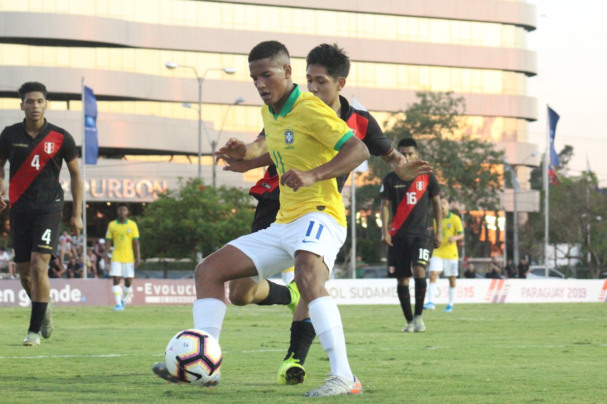 CBF_Futebol's tweet photo. Hoje tem #SeleçãoBrasileira em campo pelo #SudamericanoSub15! Já classificados para as semifinais, nossos meninos fecham fase de grupos contra a Colômbia às 19h. Acompanhe tudo pelo Facebook da @CONMEBOL! #JogaBola #GigantesPorNatureza #SegueaBase Fotos: @APFOficial https://t.co/Kq7yB4lKEc