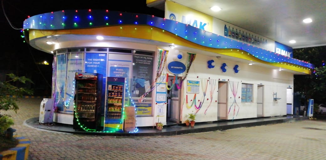BPCRetailMysore's tweet photo. @BPCLRetail @BPCLimited @8singhi @Sanjeev89917902 #BPCLFuelStations Do visit us at #BPChannapatna on your way to Mysore on NH275 to experience our Assurance #WeBillWhatWeFill. While you stop for fuel, also enjoy #McDonalds . Hygiene Toilets are provided 24x7 to serve customers https://t.co/Oa7ZLjw5VA