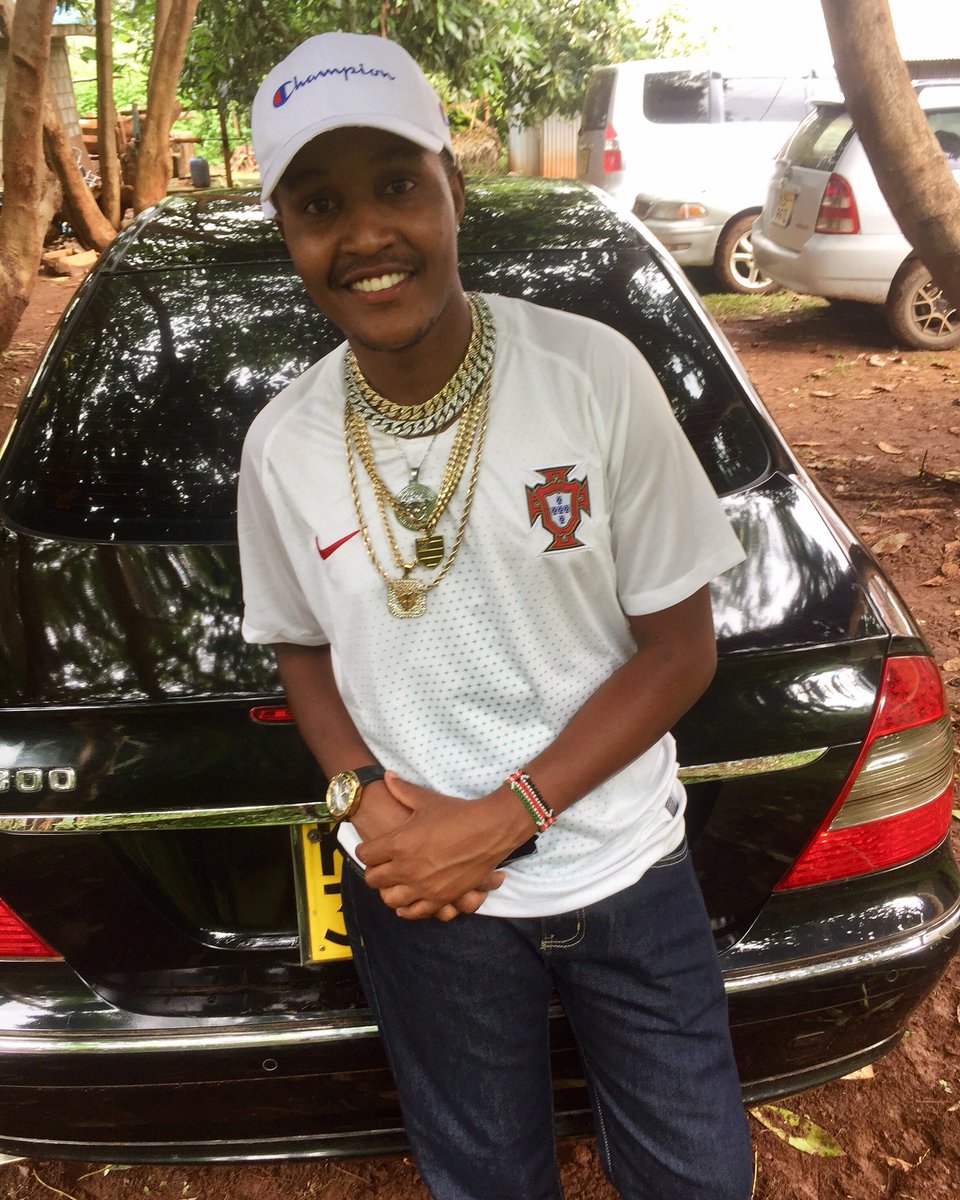 ian_smeezy's tweet photo. Was born a champion thats why i always got gold and silver on my neck
#bossy #cubans #smart_gang #turn_up_squad https://t.co/wIBmuMgVwx
