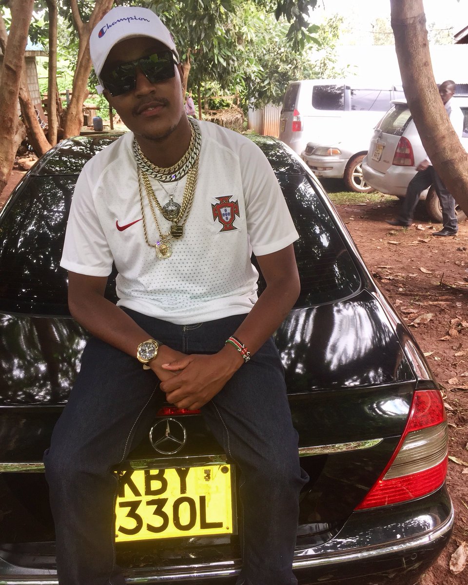 ian_smeezy's tweet photo. Was born a champion thats why i always got gold and silver on my neck
#bossy #cubans #smart_gang #turn_up_squad https://t.co/wIBmuMgVwx