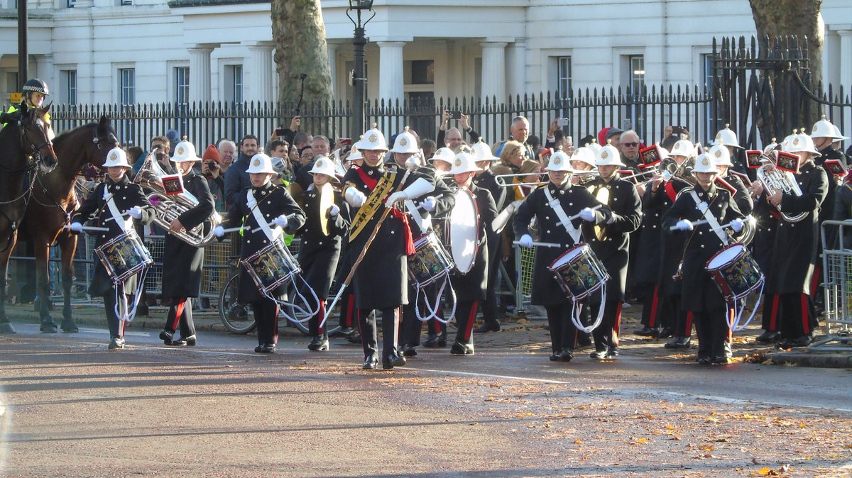 bisset_philip's tweet photo. @RMBandService #SeniorService #WeHaveTheWatch #HeartofOak #RNGuard #ThisisLondon #RMBand #MilitaryMusicians https://t.co/XuAaa7bkHn