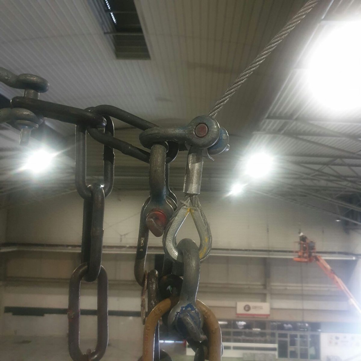 DeRiggers's tweet photo. Nos llegan fotos de como montan el rigging los inexpertos esquiroles en fira de Barcelona.
Para el que no entienda de rigging, es difícil montarlo tan mal y hacer que el factor de seguridad baje tanto o no exista!
Cuando se pierde el respeto al rigging, llega el accidente! https://t.co/2stPAq5HlU
