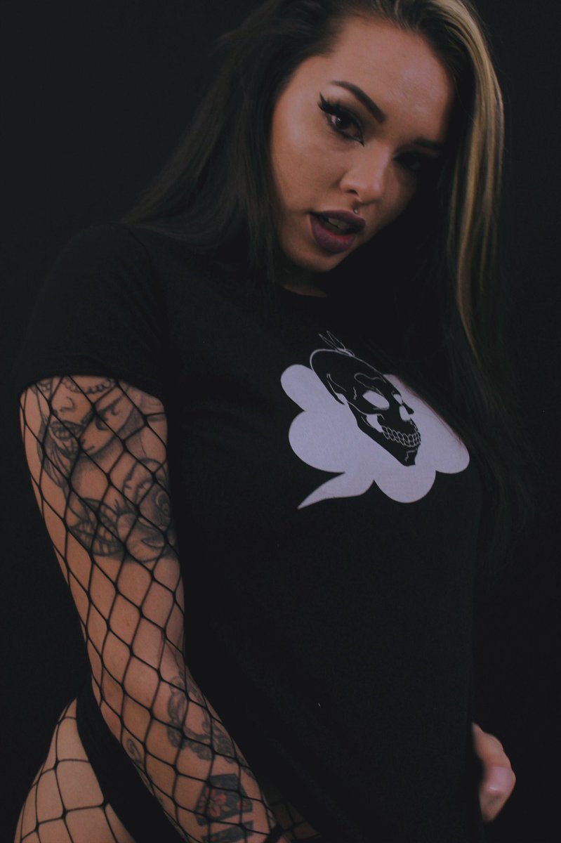 thatshxtdead's tweet photo. #THATSHITDEAD At the core of most of my art, thereβs a story being told of duality, contrast, and morality. Between the lines, youβll find me. T-Shirt available at https://t.co/VIvM2rRQ8t https://t.co/UVquWs7K2l