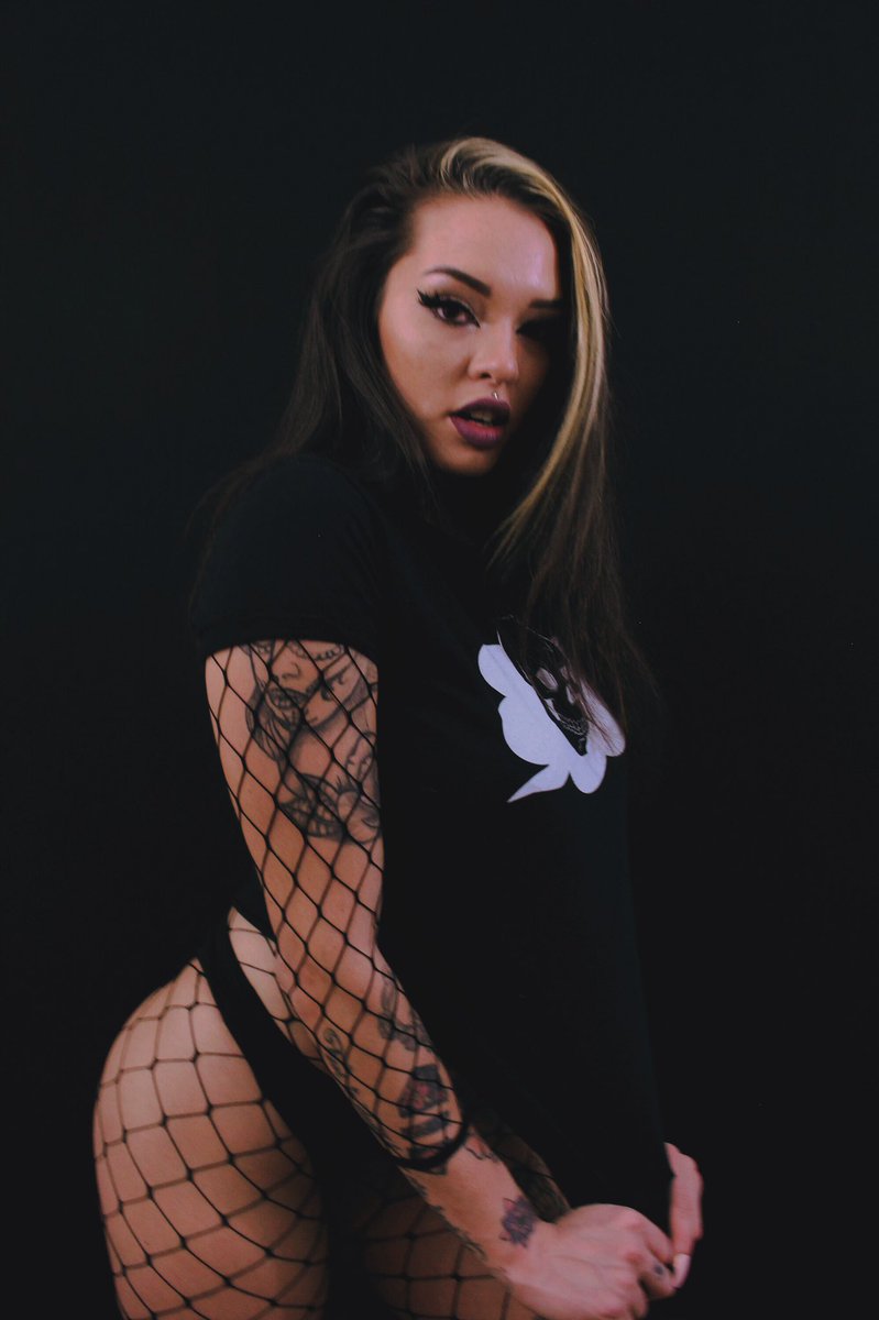 thatshxtdead's tweet photo. #THATSHITDEAD At the core of most of my art, thereβs a story being told of duality, contrast, and morality. Between the lines, youβll find me. T-Shirt available at https://t.co/VIvM2rRQ8t https://t.co/UVquWs7K2l
