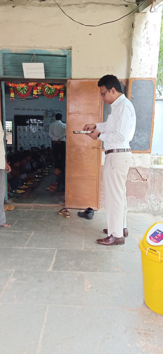 Sevasetu phase 5, Gujjarpur Nizar, alongwith MDM centre checking, volunteers from Diwaliben Bhil Trust helped people in availing various services throughout the program. #sevasetu <a href="/CollectorTapi/">Collector & DM-Tapi</a> <a href="/sdmnizar/">SDM Nizar</a> <a href="/mamlatdarnizar/">Mamlatdar nizar</a>