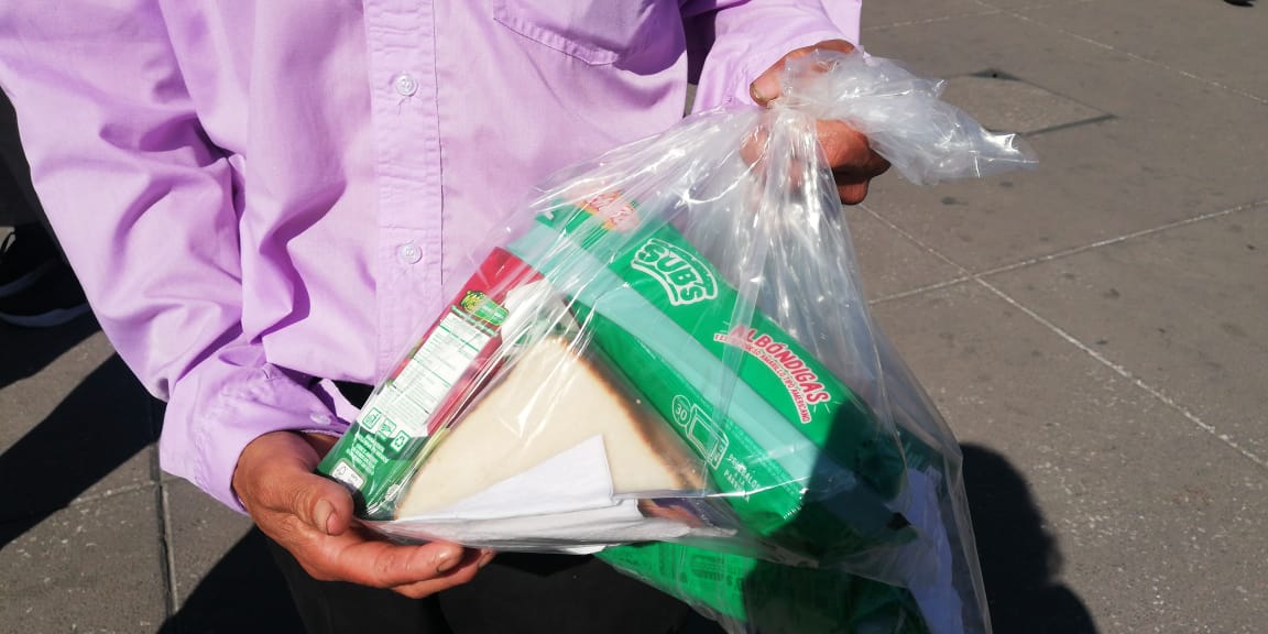 El_Universal_Mx's tweet photo. #AMLOFest Con una bolsa de alimentos que incluye dos sándwiches, un jugo y un pan, integrantes del  SNTE del Estado de México llegaron a escuchar el mensaje del presidente @lopezobrador_ 📷: Teresa Moreno/ EL UNIVERSAL https://t.co/mrQ0COl8Nm