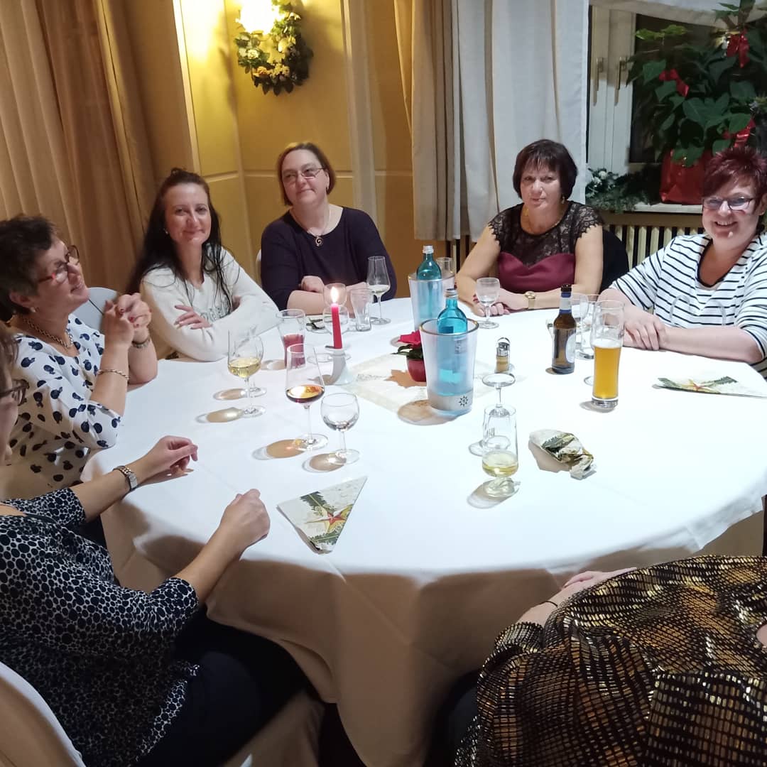Sebasti48529536's tweet photo. Unsere Weihnachtsfeier 🎄🕯️am 30.11.
Neben einem wunderbaren Buffet 🥩🍗, leckeren Getränken 🍹🍺, sündhaft gutem Dessert 🍪🍫 haben wir einen schönen Abend mit den Mitarbeitern 👷 verbracht.
Ganz gleich ob Höhen oder tiefen: wir sagen DANKE an das gesamte Edeka Team 🙏💐
#edeka https://t.co/NKQ7rtFYDF