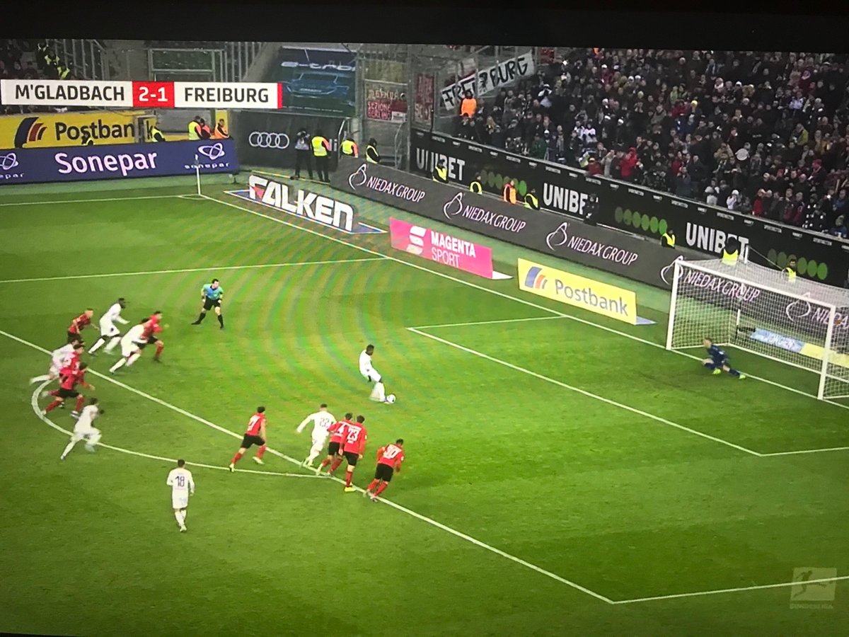 VAR_Watch's tweet photo. @DirkKruschewski @diagonalcantara @CollinasErben Die Regel ist unabhängig davon ob der Ball gehalten wird oder an den Pfosten geht.

Hier war es jedoch nur eine Fußbreite und daher kein Fall für den #Videoassistenten.

Der Nachschuss von Neuhaus wäre jedoch vom VAR kassiert worden hätte er getroffen.
#BMGSCF https://t.co/33jRlq0BTl