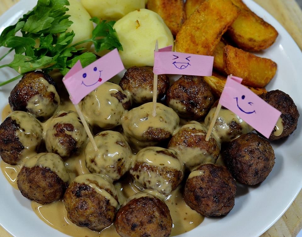 Resepi Meatball Homemade &amp; Sos Swedish

BAHAN-BAHAN:

500gm daging kisar
1/2 biji bawang besar – cincang halus (*)
1 sudu makan mentega (*)
3/4 sudu teh serbuk lada hitam
1 sudu teh kryddpeppar@ mixed spices
1/3 sudu teh serbuk kayu manis- saya tambah
1/3 sudu teh gula