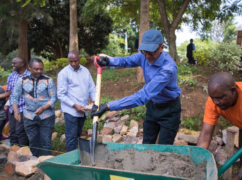 RugandoCell's tweet photo. Ku #Umuganda usoza ukwezi k' Ugushyingo, abanyarugando twifatanyije n' Umukuru w' Igihu Nyakubahwa @PaulKagame . Yasabye abaturage  muri Rugando gukomeza kugira uruhare mu bikorwa by' iterambere ry' igihugu abashimira kubyo bagezeho birimo Imihanda ya kaburimbo, Amatara etc,..... https://t.co/tecjOUoOuS