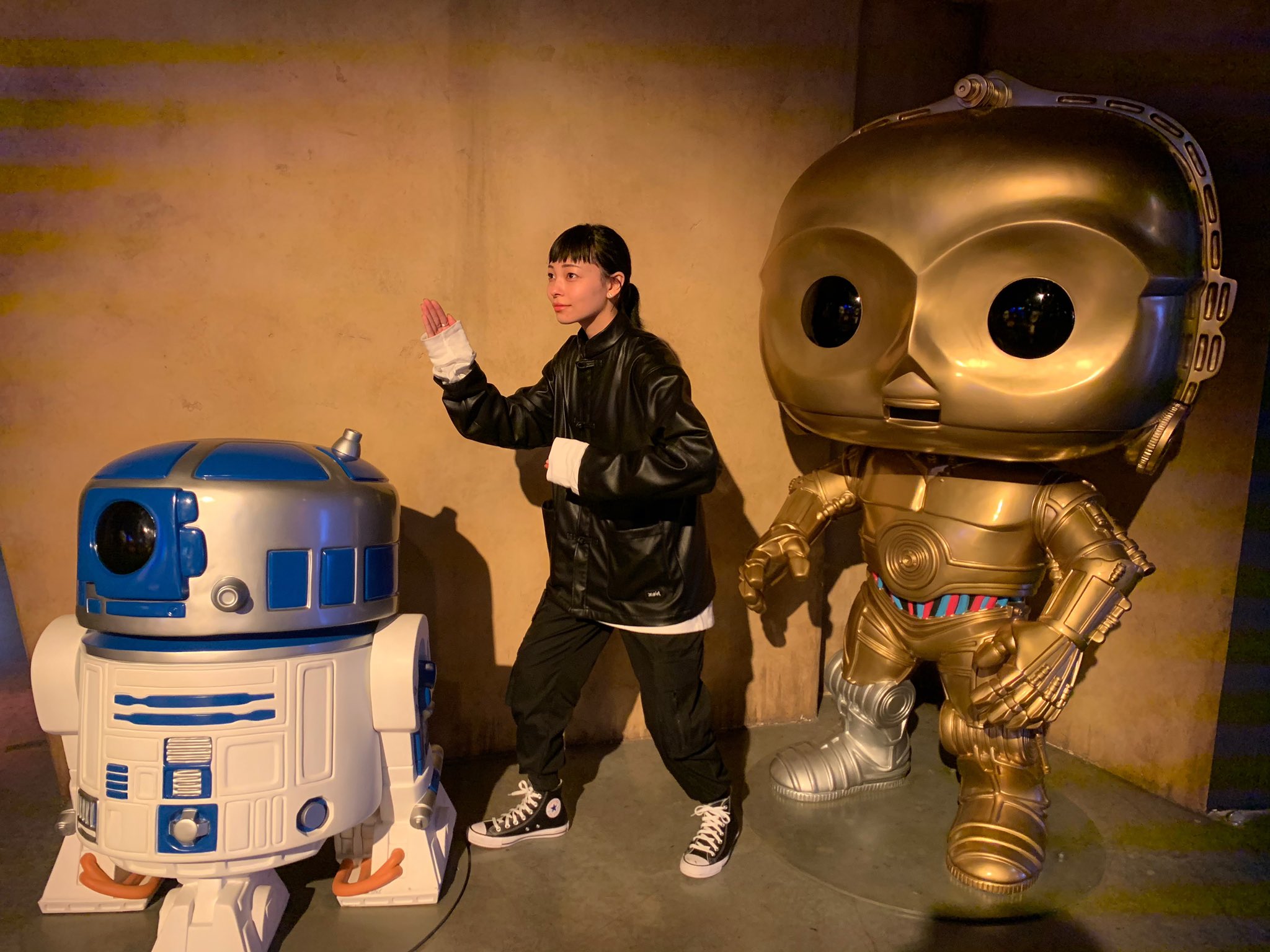 ジェニー 左が R2 D2 右が C 3po 真ん中が 最新型aiヒューマノイドrb 49