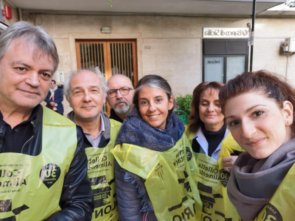 AngeliNotte's tweet photo. Grazie @Palermer per la generosità in questa #collettaalimentare #Colletta19 ancora troppa è la #povertà #senzatetto #senzadimora #clochard #homeless #people e molto occorre ancora da fare per dare un sorriso a chi soffre a causa della vita @BancoAlimentare https://t.co/4Fe1oT7NZ4