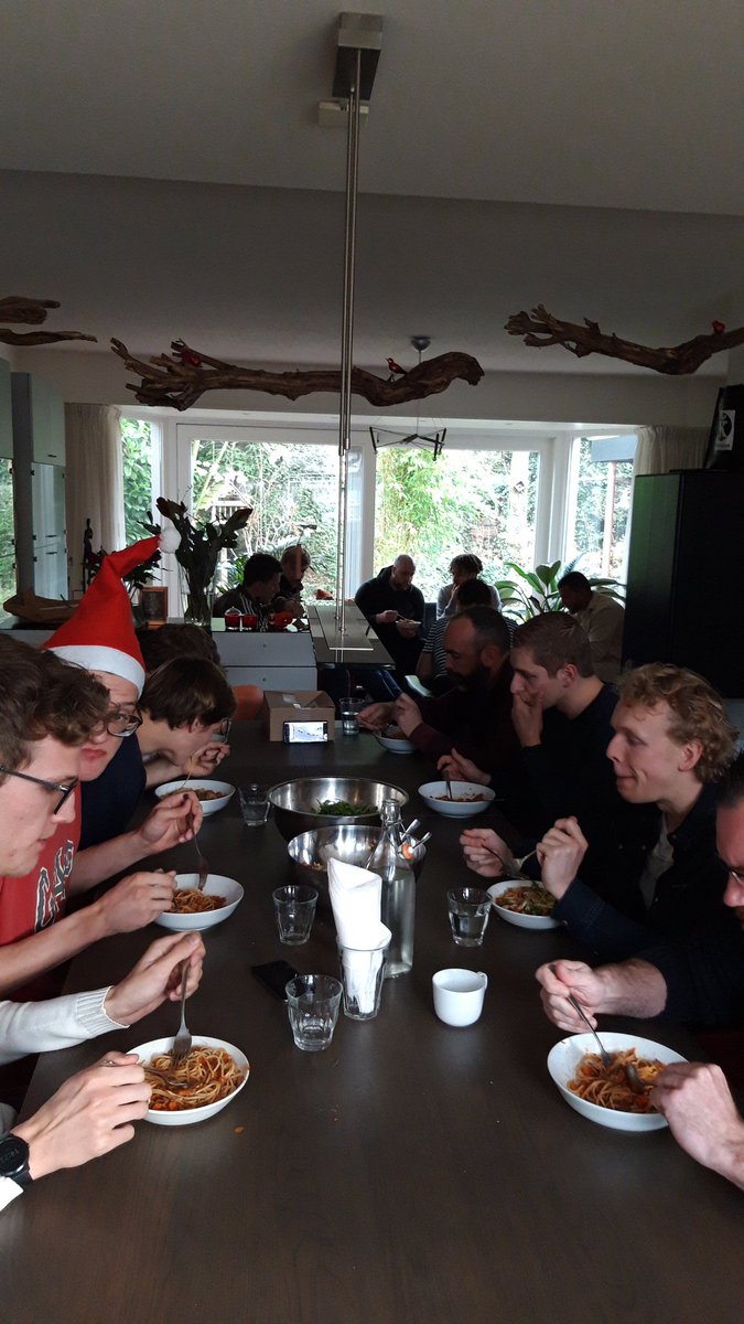 Voorbereiding en pasta lunch waterpolo vereniging Delft.