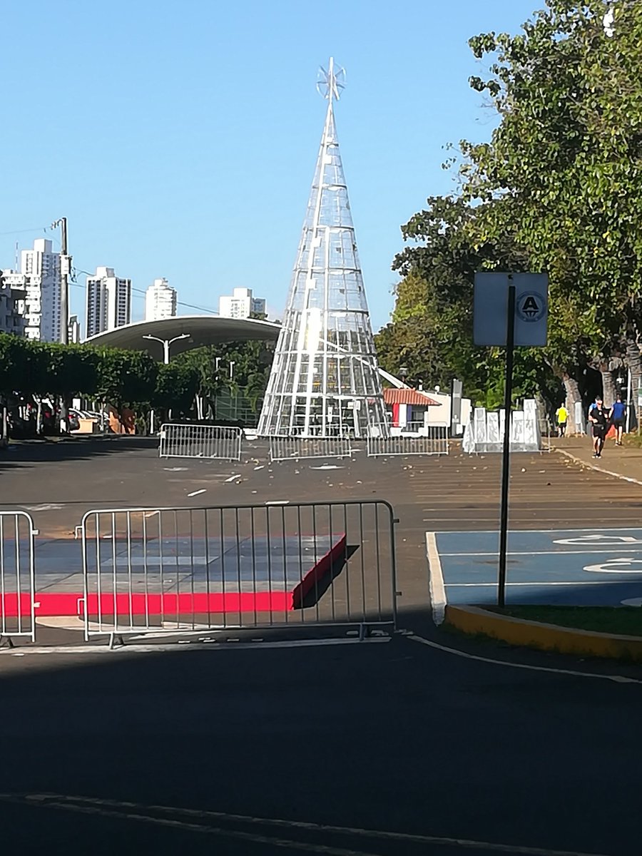 15eric_'s tweet photo. Eliminar la mitad de los estacionamientos del parque Omar para esto, habiendo tantos lugares aquí, creo que es una gran burrada, 18 años haciendo ejercicio y nunca un alcalde o primera dama había pensado en esto. Espero que lo reubiquen. https://t.co/zE57d6ck5T