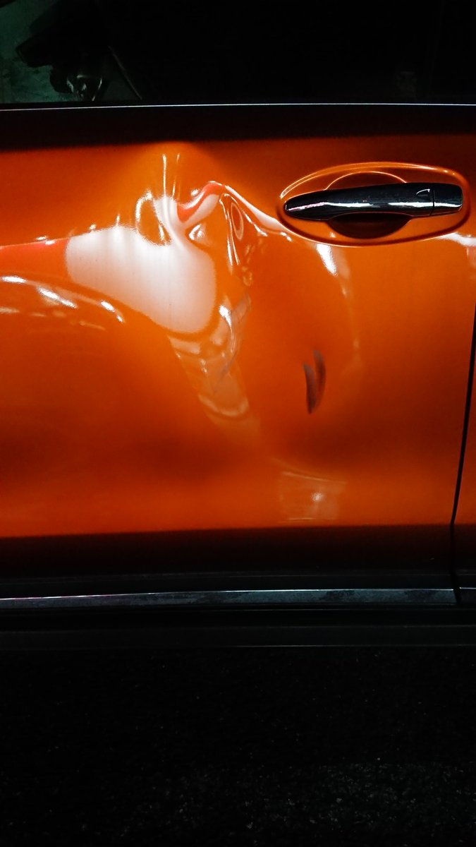 田中たろう 香里園のマクドの前あたりで右折車線と通行車線の間をフラフラしてる自転車に危なかったからクラクション 鳴らして追い越したら自転車追いかけてきてふざけんなとか言いながらミラー殴って助手席のドア蹴られた 凹んだせいでドア開かない