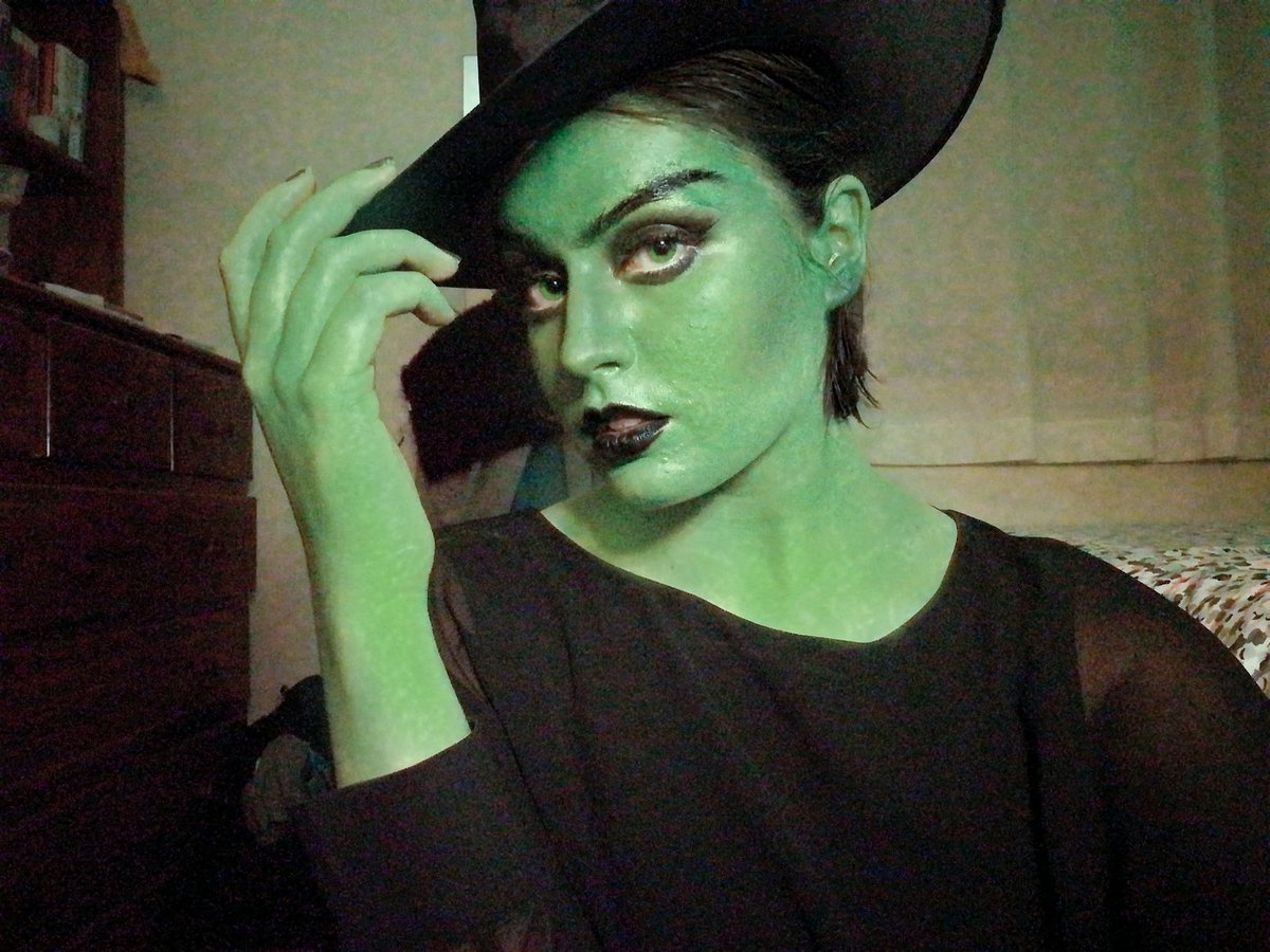 watercolour_mkp's tweet photo. "I don't cause commotions, I am one." 💚💋 #Elphaba #Wicked #MUA #MakeupArtist #MakeupJunkie https://t.co/Fe8fsnYBZs