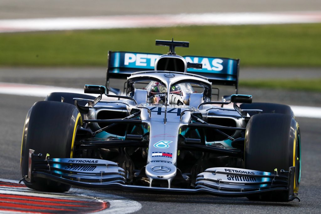 Lewis Hamilton könnyedén nyerte meg az év utolsó versenyét