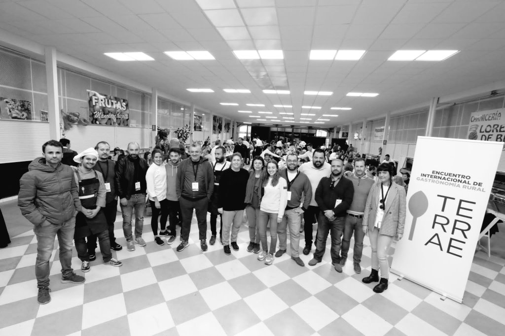 Algunos chefs participantes en #Terrae2019 se suman a la comida popular en el Mercado de  Abastos, Zafra.