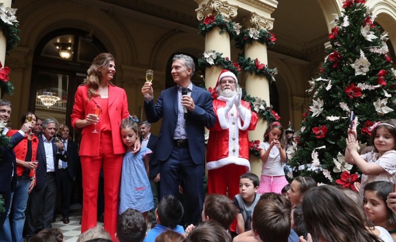 lechu2020's tweet photo. Papá Noel confesó: "Con Macri no tuve ningún contacto más q darle la mano" "No me dieron para brindar y le brindé con el puño" "a Antonia le quise dar un beso y me corrió la cara". "estuve parado ahí, estaba todo el Gabinete, se sacaban fotos y yo estaba laburando"
#microuento 😂 https://t.co/43RDtms5ky
