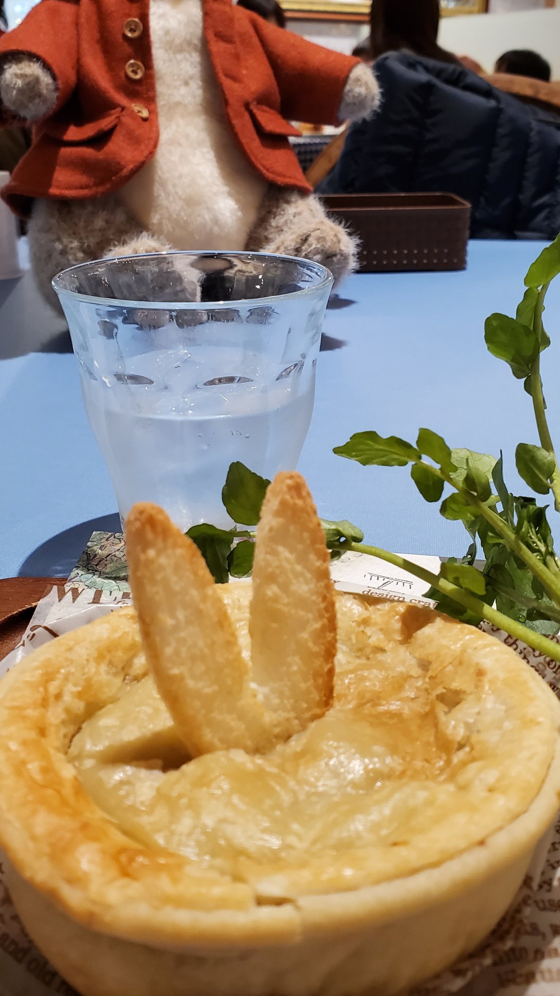 Twitter 上的 らっど 私はピーターラビットのお父さん のパイを食べました ラビットのお父さんはラビット お父さんのパイってまさか ﾟaﾟ 店員さんにマジで 何の肉ですか って聞いちゃったw 答えはビーフ ですよね ピーターラビット好きが集う場所で