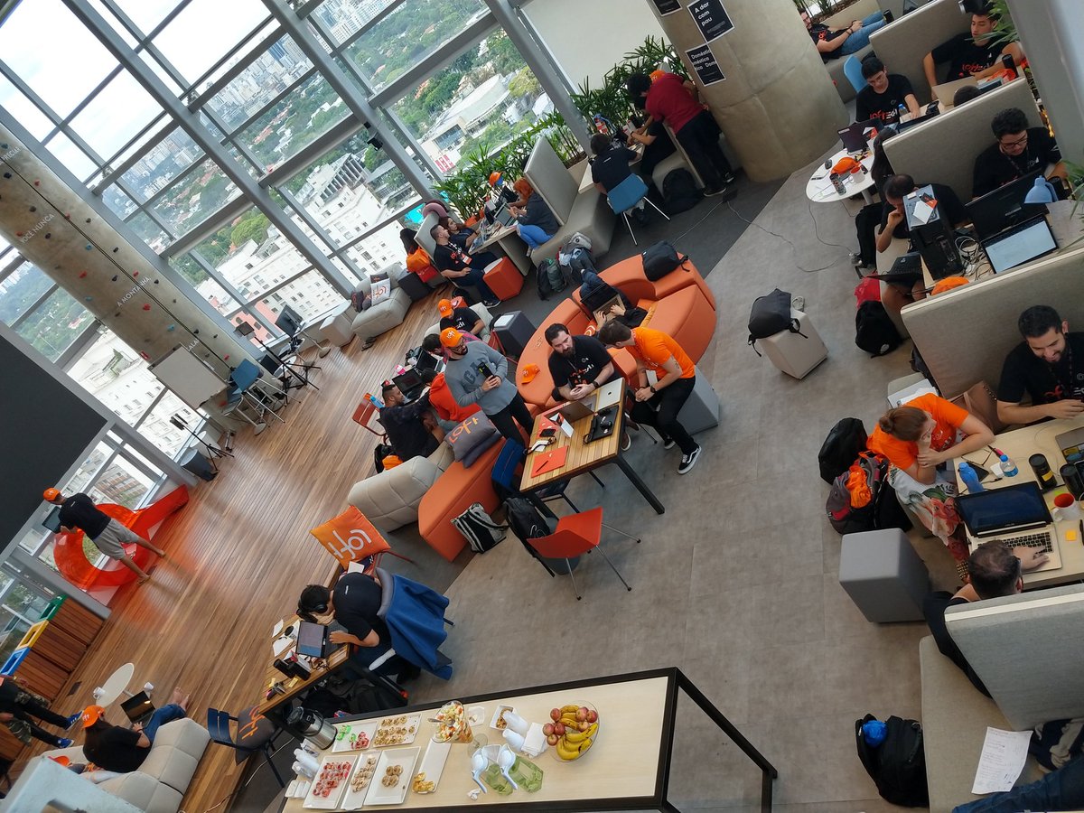 loft_br's tweet photo. Galera super concentrada por aqui no #lofTechHackathon 🤓 https://t.co/BvkzsDxBm5