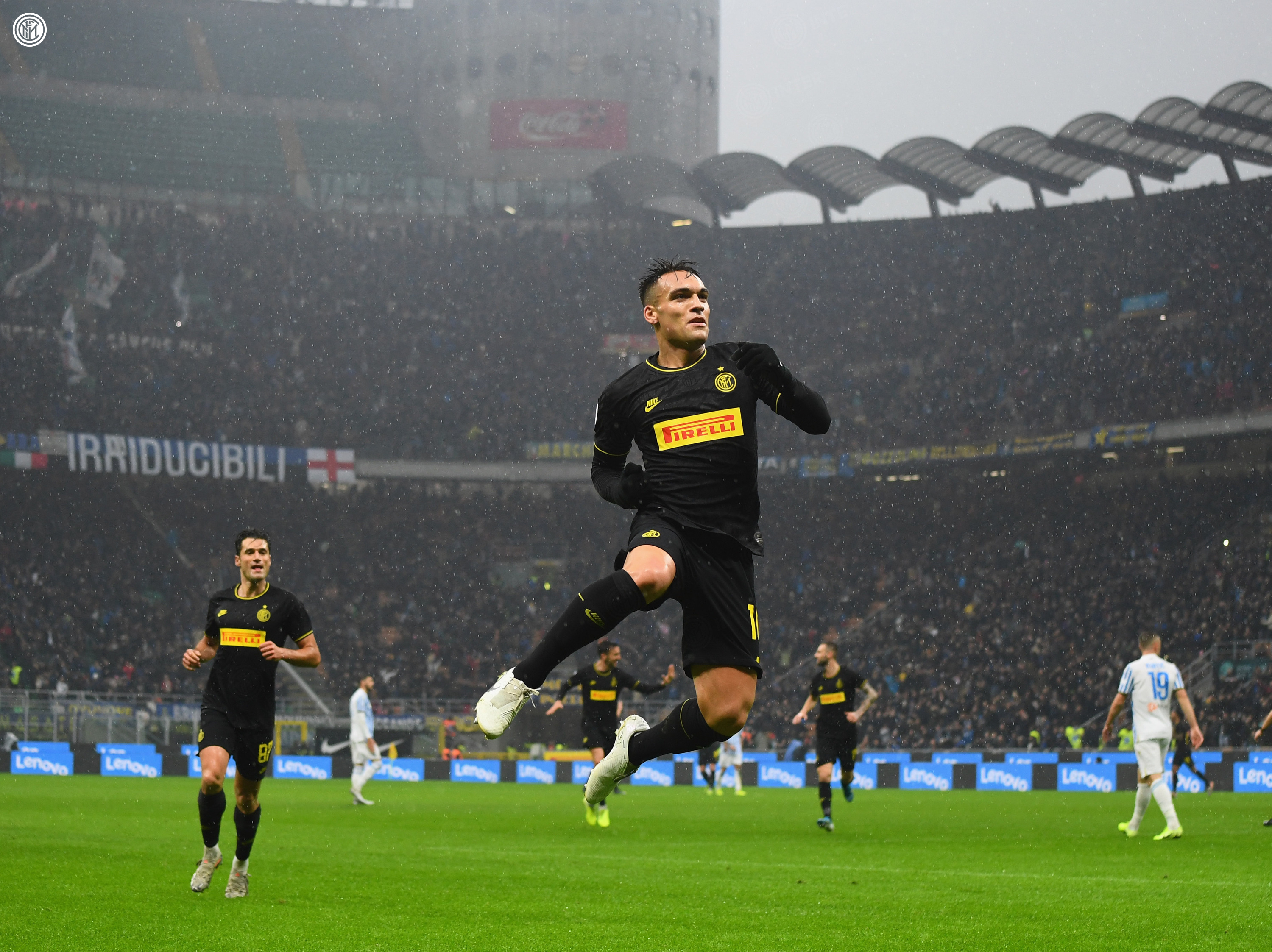 Lautaro Martínez, a quien sigue el Barcelona, celebra su gol con el Inter.