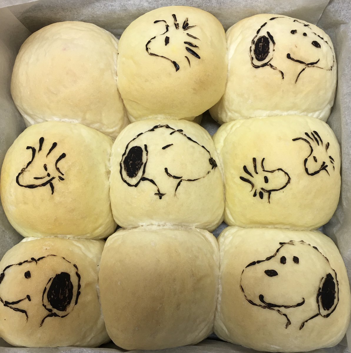 青林檎 リク貰ったsnoopyさんのちぎりパン作ってみたよヾ ๑ ﾉ パン生地の色を3色にしたけど 殆ど分からないね D イラストはパンの上にフリーハンドで描いただけなんで クオリティについては生暖かい感じで ちぎりパン 手作りパン Snoopy