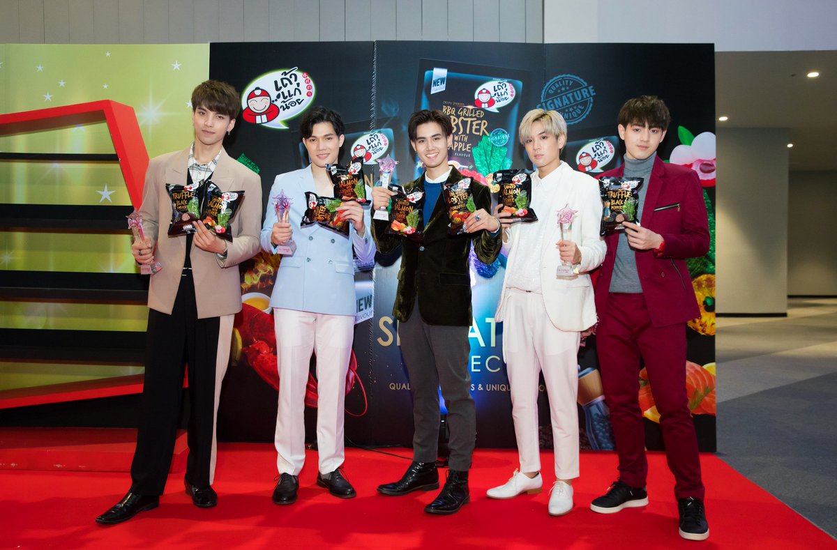 taokaenoi_club's tweet image. 5หนุ่มSuperBoy เพิ่งรับตำแหน่งสดๆร้อนๆ 
งานก็มาจ้ะ กับสินค้าใหม่ทั้ง 3รส 
-รสล็อบสเตอร์บาร์บีคิวย่างสัปปะรด 
-รสสโมคแซลมอนซอสลิ้นจี่ 
-รสเห็ดทรัฟเฟิลแบล็คเปปเปอร์ 
เปิดตัวงานนี้ พร้อมๆกับตำแหน่ง SuperBoy
ทั้งหล่อ ทั้งอร่อย ทั้งพรีเมี่ยม #signatureselect
#Superboyprojectfinalweek