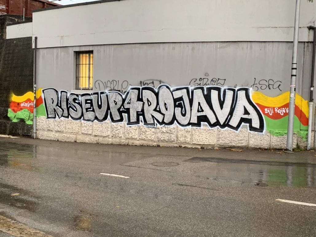 r4r_China's tweet image. 反对战争的反法西斯艺术!

#瑞士 #Switzerland，索罗图恩的街道上的声援涂鸦。

#graffiti4rojava
#riseup4rojava
#WomenDefendRojava