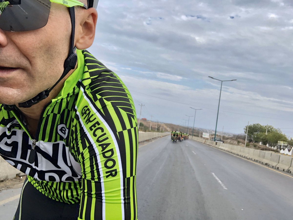 ulif's tweet photo. #selfieattack @granfondony Ecuador https://t.co/qaU1ZBVXjM