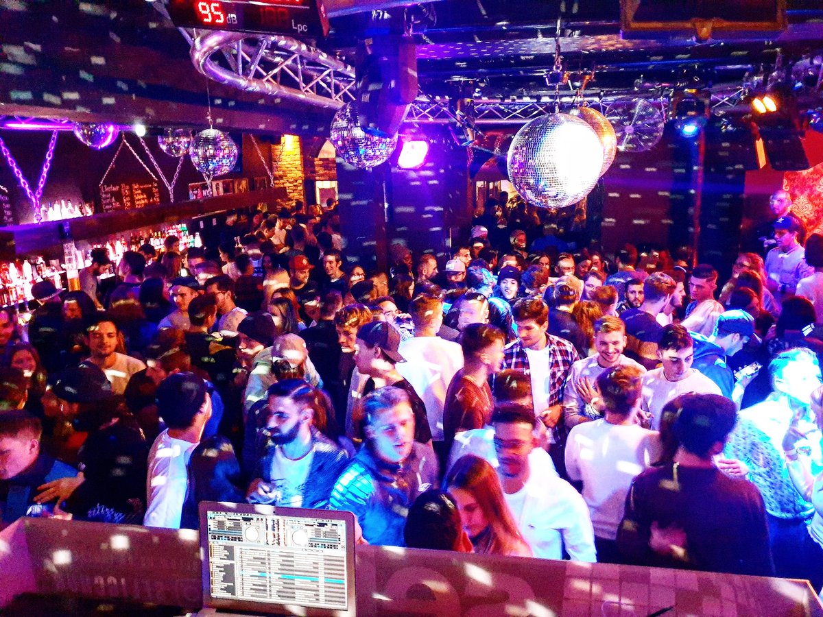 seligchur's tweet photo. #vollehütte am Samstag im #SeligChur an der Hyphen FM #Party mit DJ Hyphen von #Breitbild! 💪🎉🎉🍻 #DANKE 
#läuft #dobinidahai #üsigäscht #fun #friends #happy #welschdörfli #chur #graubünden #grischa #best #club #music #dj #nightlife #people #girl #student #always #awesome #love https://t.co/zjElWXSJCh