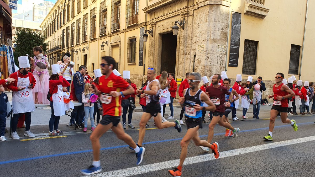 SVicente_Azzati's tweet photo. Y nuestro homenaje a la #cocinamediterranea y al chef maratoniano @Dabizdiverxo #MaratonValencia #runningfaller #totssumem #fallas #azzati2020 @CristiPedroche @JCF_Valencia https://t.co/aLcNre2T8i