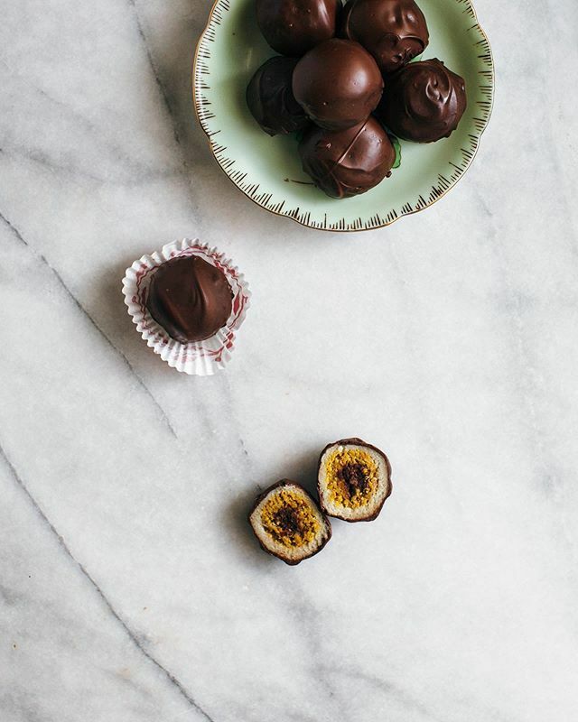 today’s #girlmeetsfarm features party bites! 💃🏻 spinach and feta rugelach, beet deviled eggs, pickle dip (!!!), crispy walleye cakes, and... a homemade version of one of my all time favorite sweets, MOZARTKUGELN!! 🎼🎹🍫 also: HOT FRONDS! see you at 11a… ift.tt/2Y9lZsa