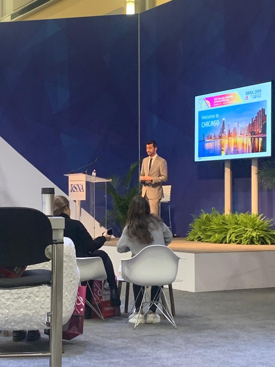 Dr. Nicolas Zilleruelo presentando Navigating RSNA in Spanish en RSNA 2019