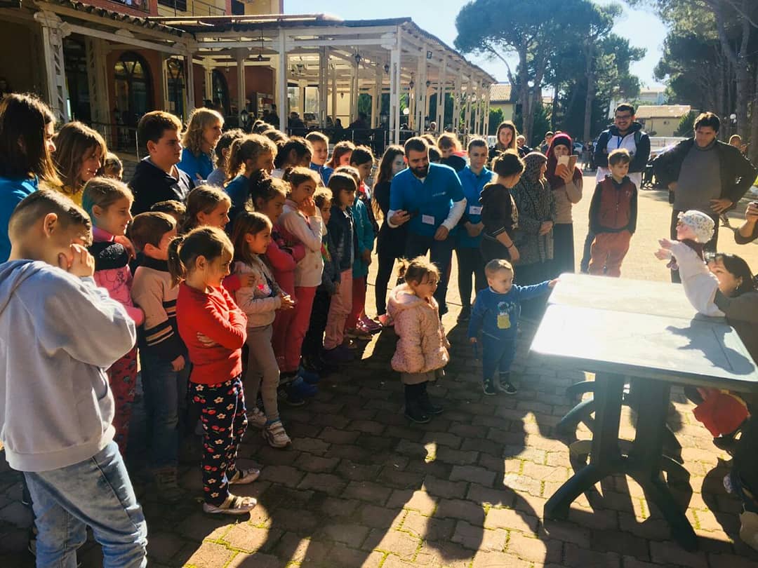 Jemi pranë të gjithë atyre që kanë nevojë për ndihmë në këto ditë të vështira. Artistët e Teatrit të Kukullave gjenden sot në Durrës, në ambientet ku janë vendosur të prekurit nga tërmeti, për të kthyer, sado pak, buzëqeshjen në fytyrat e fëmijëve
#tinukdojeshkurrëvetëm ❤