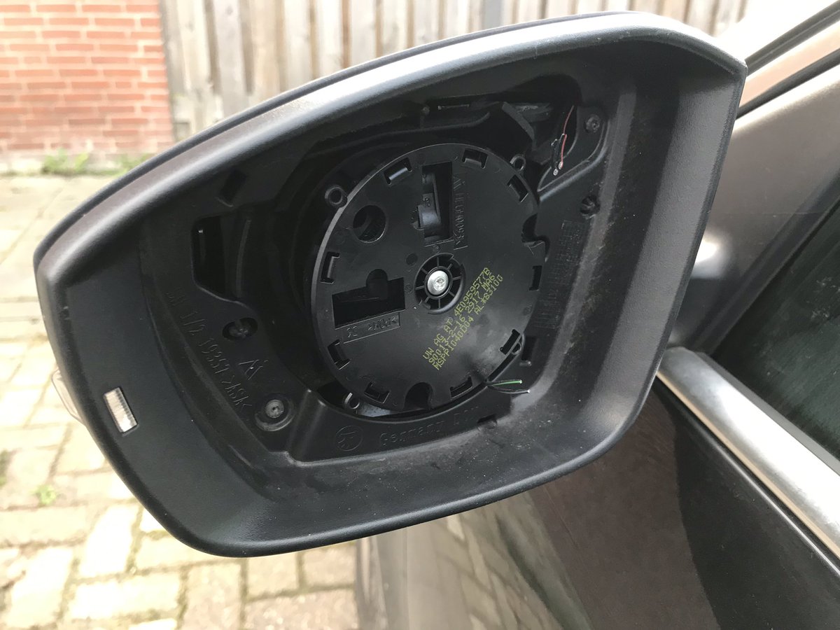 MarcelMatthee's tweet photo. Welke klootzak(ken) heeft (hebben) vannacht de spiegels van mijn Skoda Octavia vakkundig verwijderd?! (Parkeerplaats achter Sprookjeshof/Kon. Emmastraat) @Fijnaartnieuws @wa_Moerdijk01 https://t.co/eJUQtJ5n8q