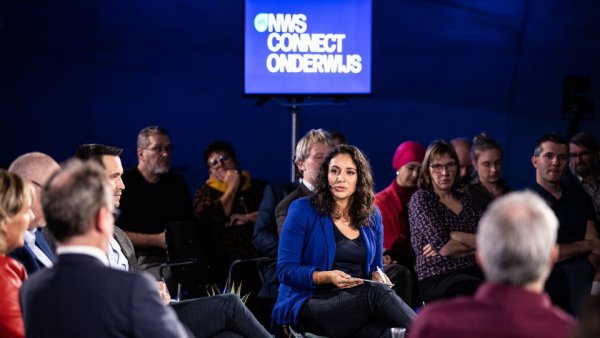 SchoolISSCool's tweet photo. Hoe het nijpende lerarentekort en andere uitdagingen aanpakken? VRT NWS Connect Onderwijs zocht naar antwoorden https://t.co/NsSw69YXCI https://t.co/kWwQBVed9W