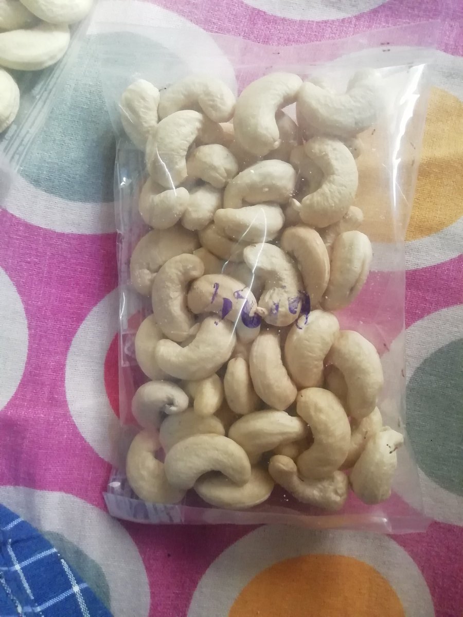 cashewtrader's tweet photo. #cashew W320 Cashew Nut Mixed Rs 820 1kg free delivery available in mumbai Call 9699390899 https://t.co/YWoO9aJOzK