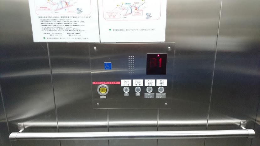 都営地下鉄大江戸線両国駅の改札内エレベーターの更新前のKONE時代の写真です。