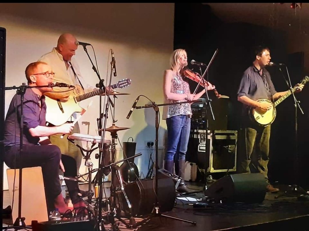 ShakespeareMAC's tweet photo. Last gig of the year for us &amp; what a night it was! HUGE thanks to @theUFQ for such a special evening. Thank you to The Swan &amp; @ReecePro and of course all of our wonderful audience and supporters this year. Join our mailing list to hear about gigs in 2020! https://t.co/S0ljYCTyJD https://t.co/auGODo0o8Z