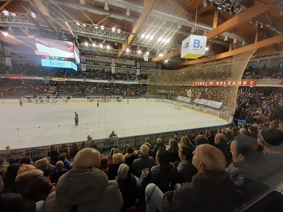 micbolo75's tweet photo. @RaiSuedtirol @SerieCOficial @fclubsuedtirol @LRVicenza Playoff atmosphere... 😜⬇️ https://t.co/aB4YtvIl6T