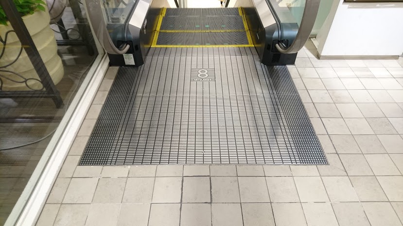 新宿マルイ本館にある三菱製のエスカレーター、2009年型のZシリーズです。