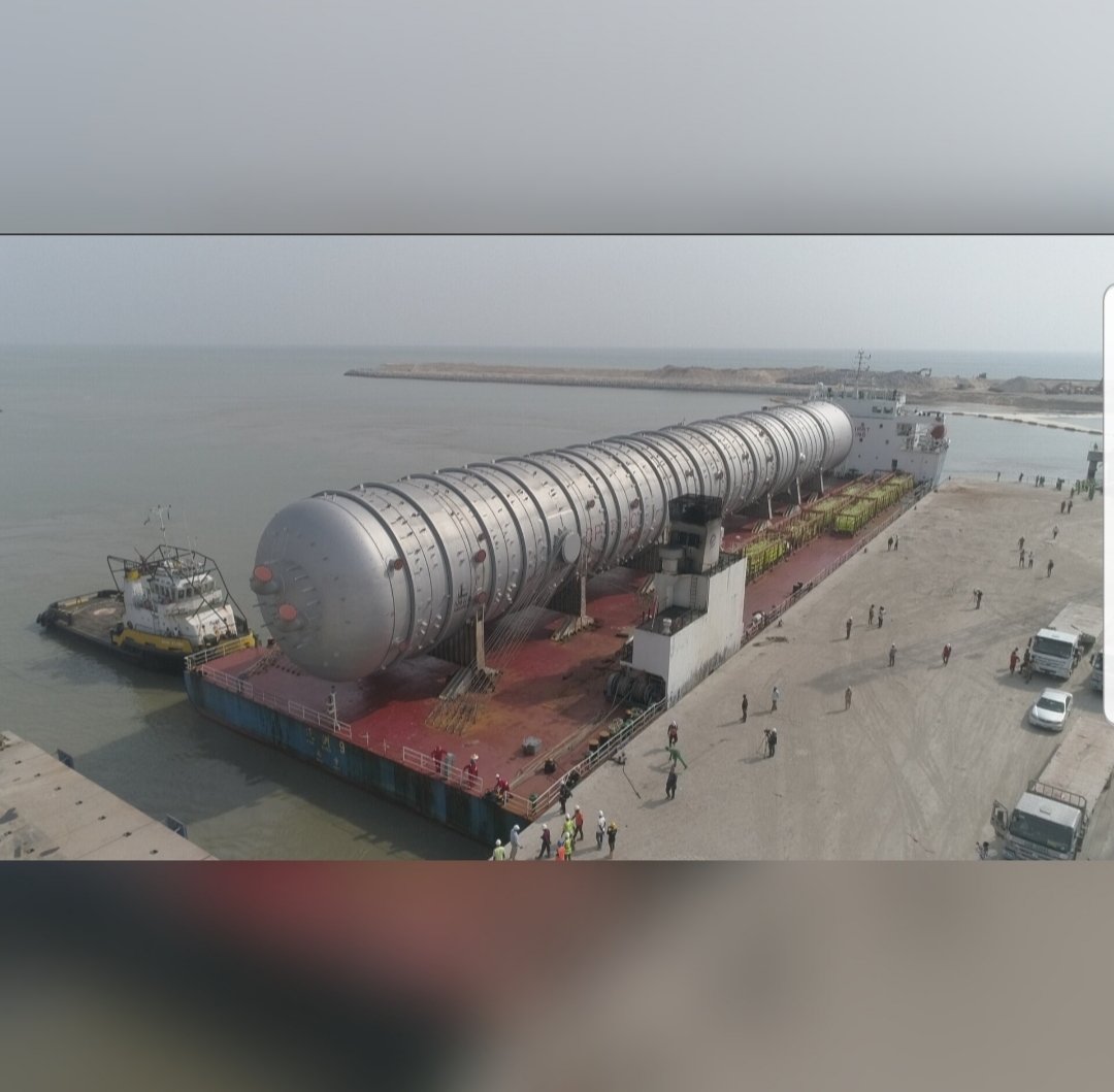 DangoteGroup's tweet photo. World's largest single train crude distillation column berths at Dangote Oil Refinery.

This magnificent engineering masterpiece weighs 2250 MT (excluding internal trays); 112.5 m long; 14m wide and 13.75m tall and can fractionally distill 650,000 Barrels Per Stream Day. https://t.co/JtCoxlRQPg