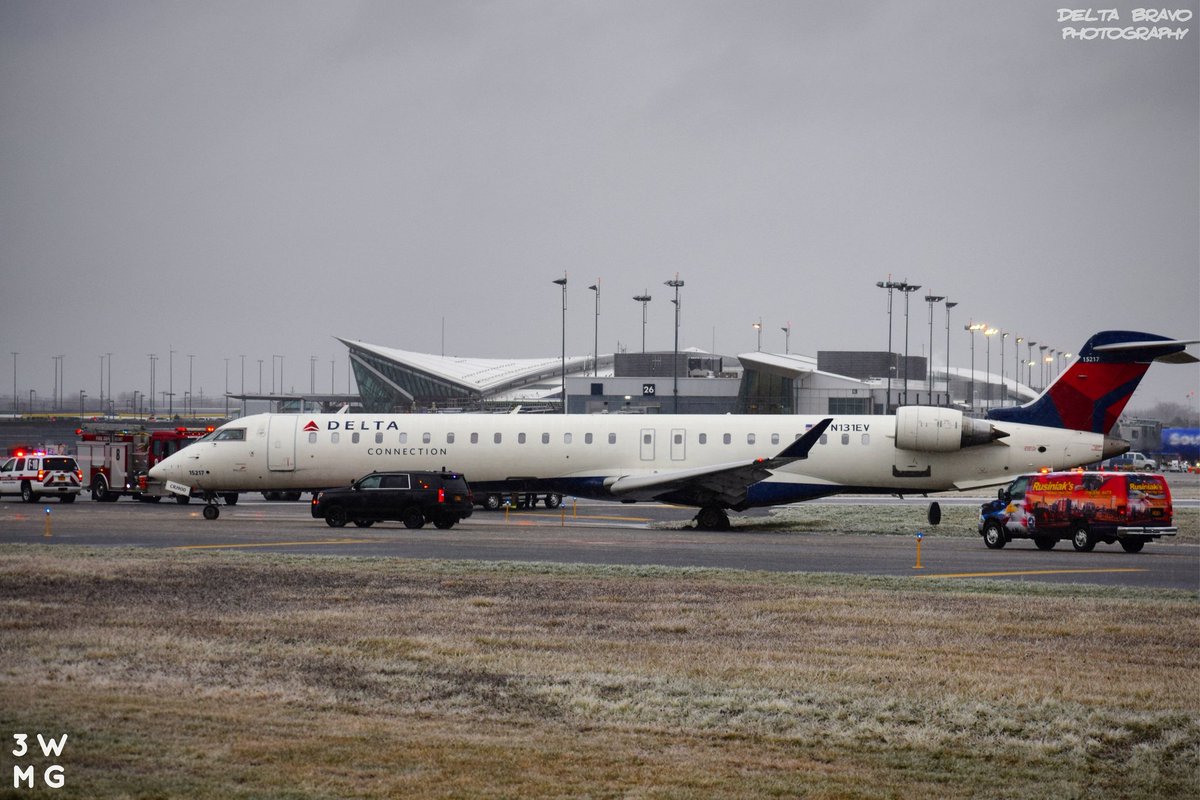 DeltaBrvoPhoto's tweet image. #IcyWeather conditions @BUFAirport this morning led to a minor #RunwayExcursion involving a #DeltaConnection #CRJ900 arriving from @LGAairport