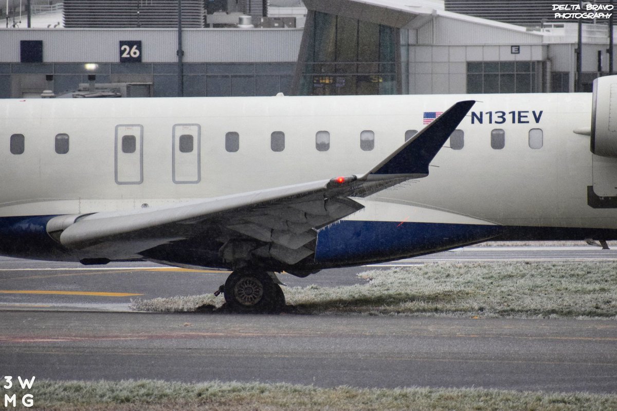 DeltaBrvoPhoto's tweet image. #IcyWeather conditions @BUFAirport this morning led to a minor #RunwayExcursion involving a #DeltaConnection #CRJ900 arriving from @LGAairport