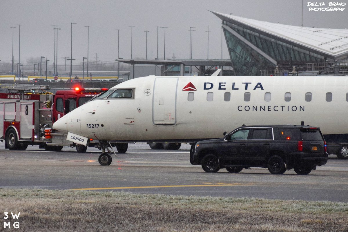 DeltaBrvoPhoto's tweet image. #IcyWeather conditions @BUFAirport this morning led to a minor #RunwayExcursion involving a #DeltaConnection #CRJ900 arriving from @LGAairport